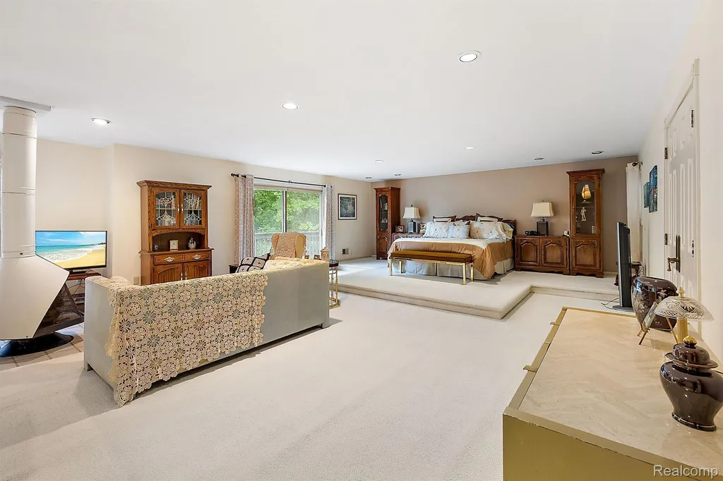 4670 Cove Road West Bloomfield Charter Township MI 48323