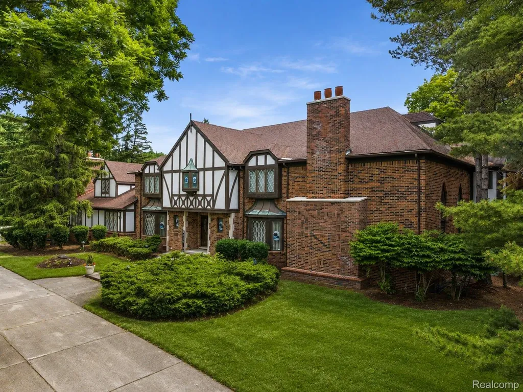 4670 Cove Road West Bloomfield Charter Township MI 48323
