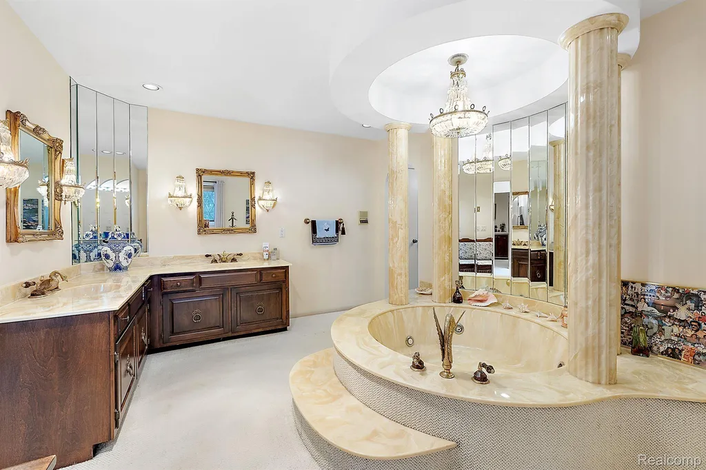 4670 Cove Road West Bloomfield Charter Township MI 48323