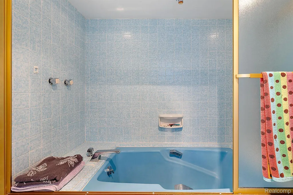 4670 Cove Road West Bloomfield Charter Township MI 48323