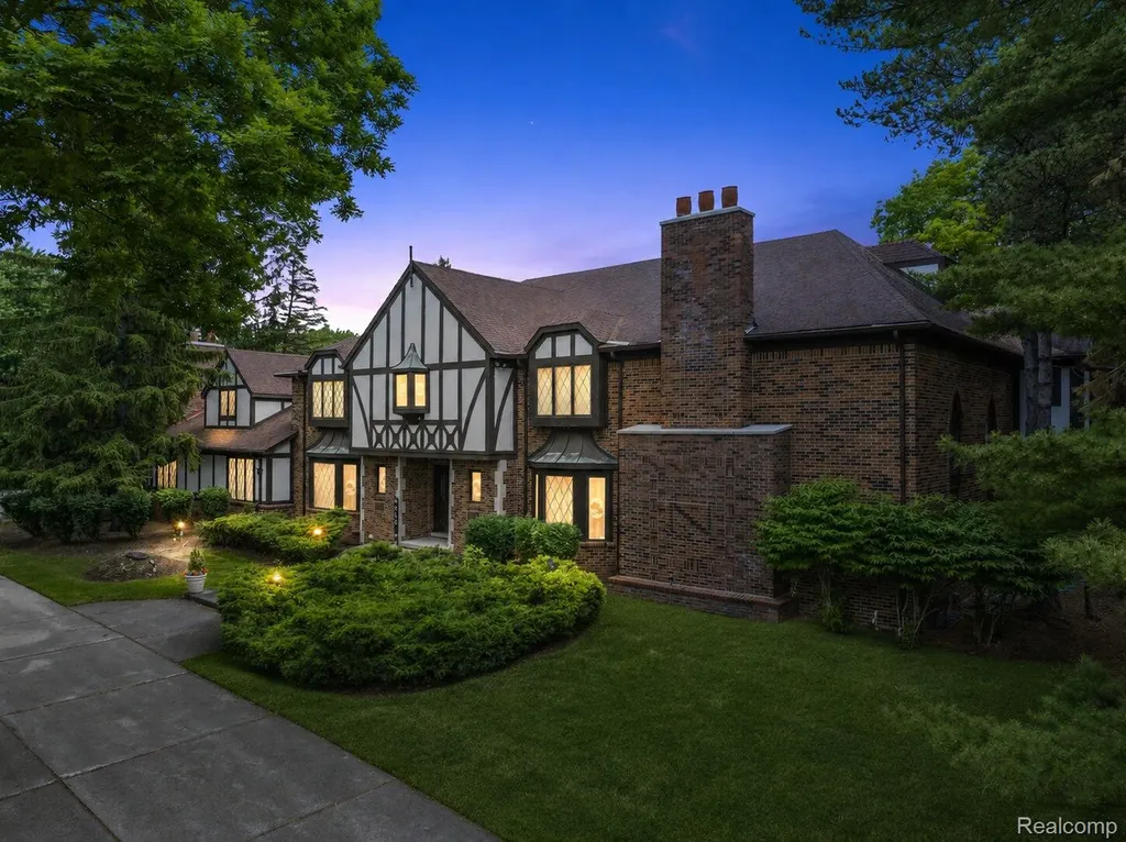 4670 Cove Road West Bloomfield Charter Township MI 48323