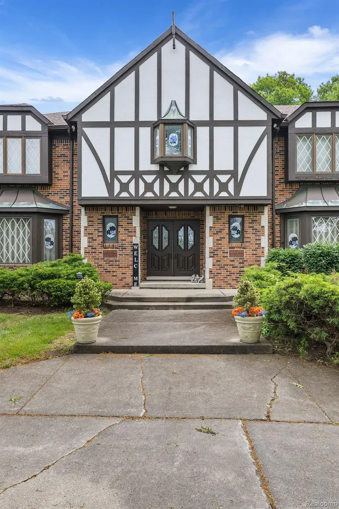 4670 Cove Road West Bloomfield Charter Township MI 48323