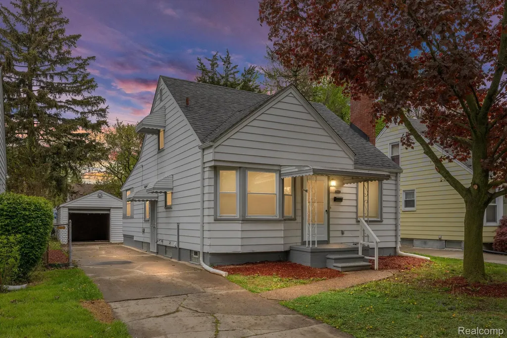 20000 Roscommon Street Harper Woods City MI 48225