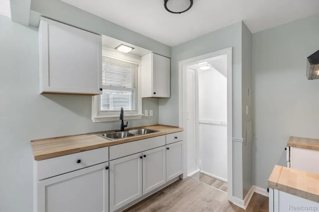 20000 Roscommon Street Harper Woods City MI 48225