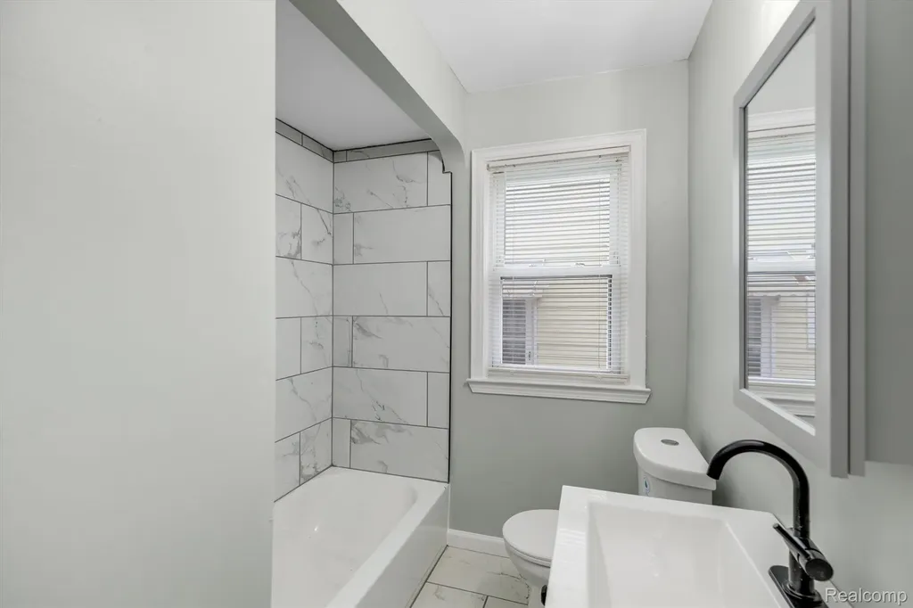 20000 Roscommon Street Harper Woods City MI 48225