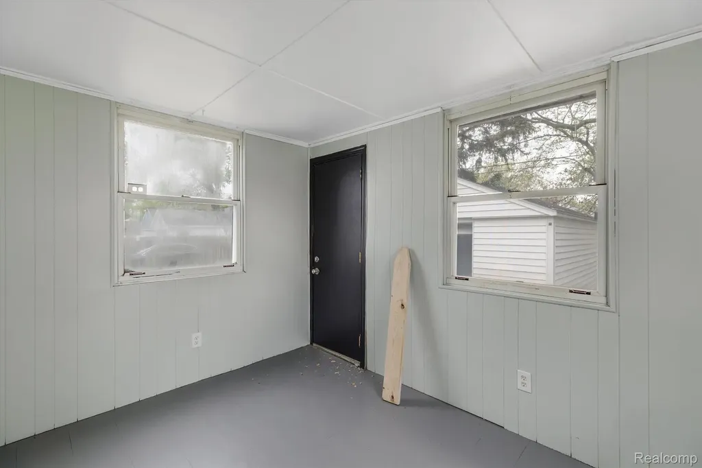 20000 Roscommon Street Harper Woods City MI 48225