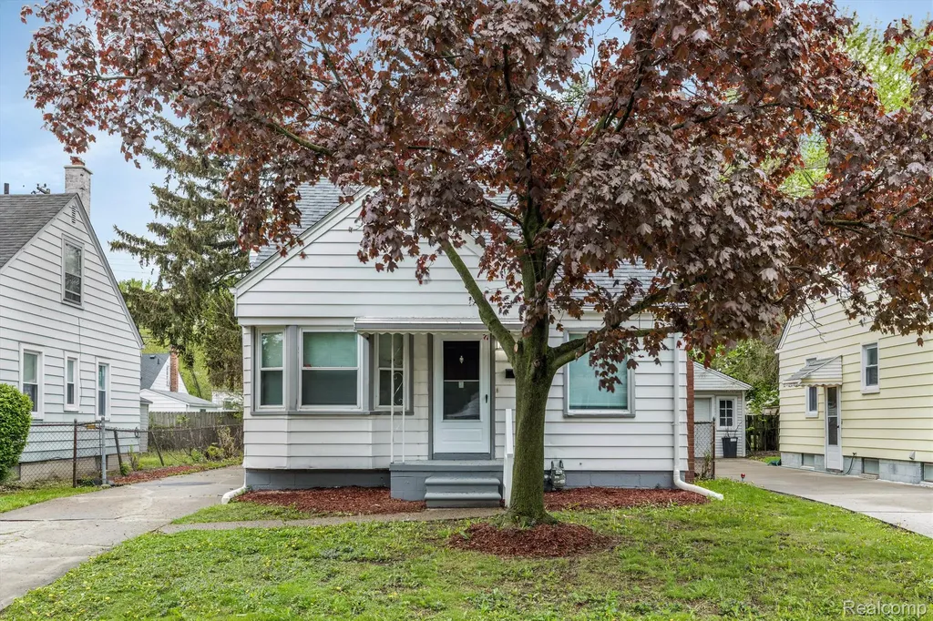 20000 Roscommon Street Harper Woods City MI 48225