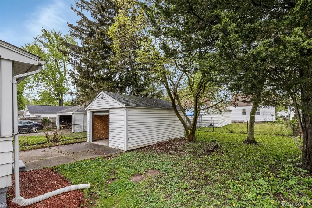 20000 Roscommon Street Harper Woods City MI 48225