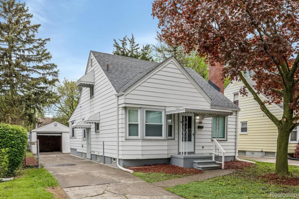 20000 Roscommon Street Harper Woods City MI 48225