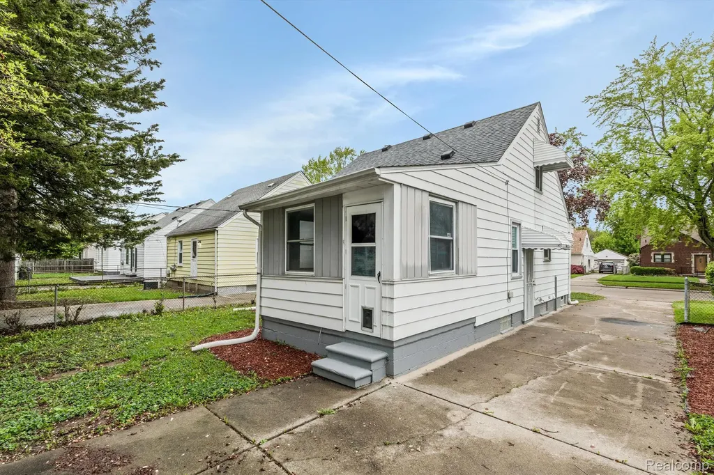 20000 Roscommon Street Harper Woods City MI 48225