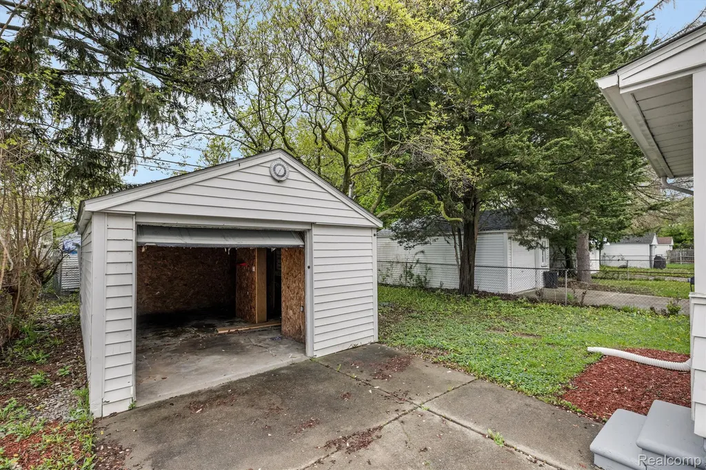 20000 Roscommon Street Harper Woods City MI 48225