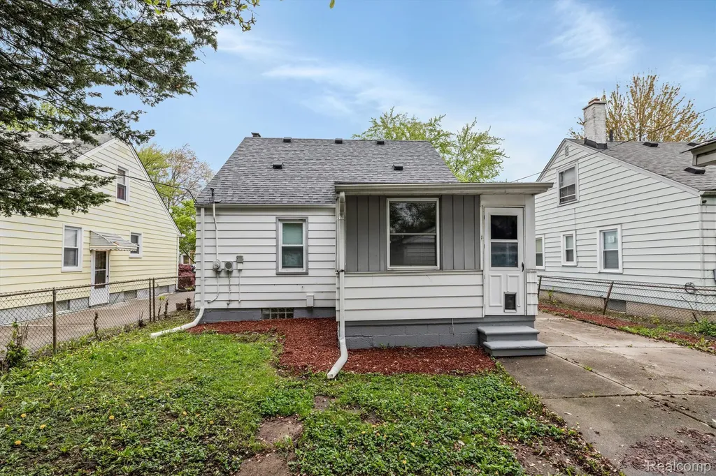 20000 Roscommon Street Harper Woods City MI 48225