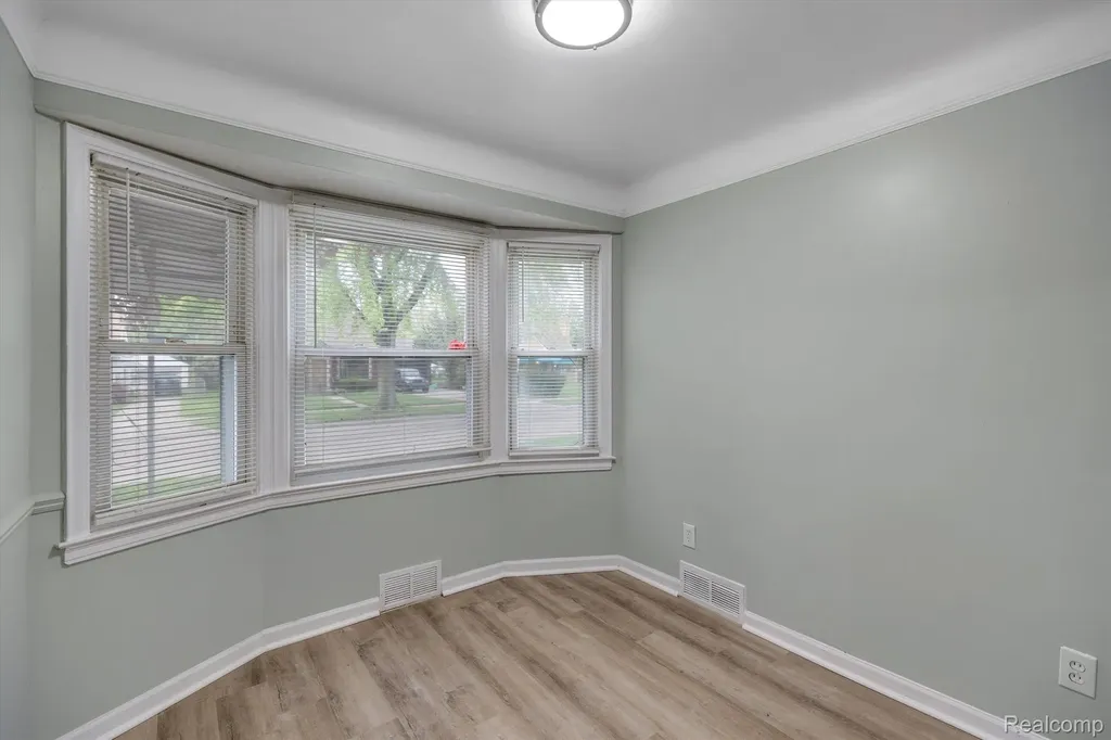 20000 Roscommon Street Harper Woods City MI 48225