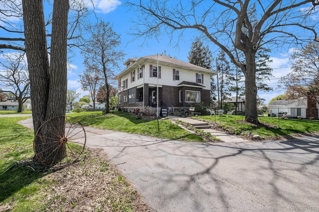 2040 E Maple Avenue Grand Blanc Charter Township MI 48507