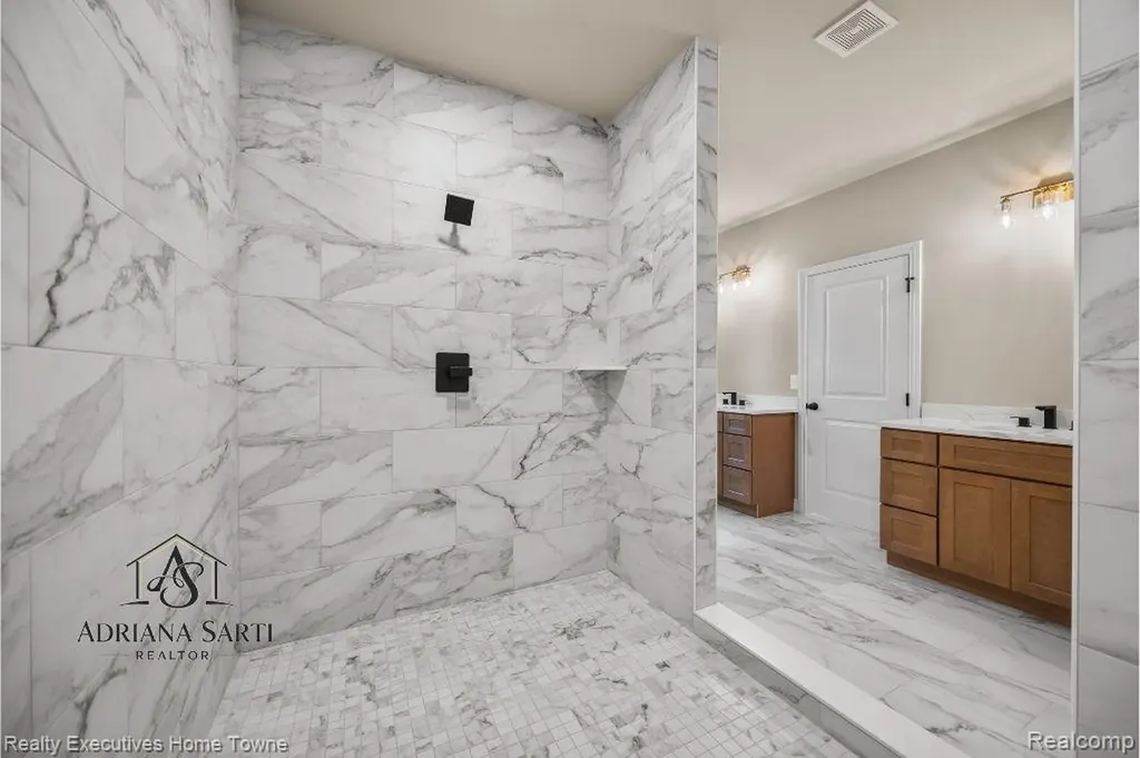 11812 Encore Drive Shelby Charter Township MI 48315