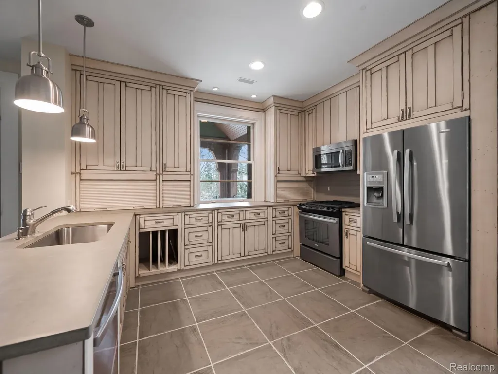 26565 Scenic Franklin Village MI 48025