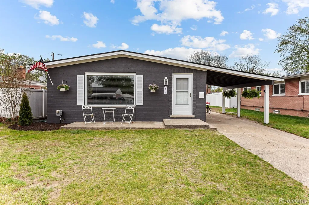 451 Darwin Street Westland City MI 48186