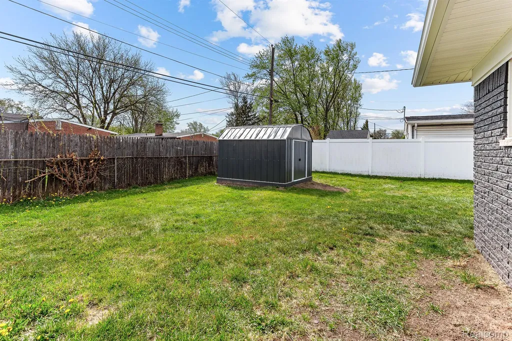 451 Darwin Street Westland City MI 48186