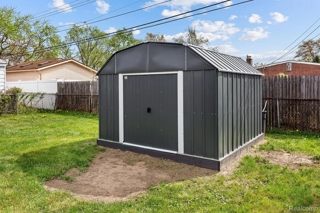 451 Darwin Street Westland City MI 48186