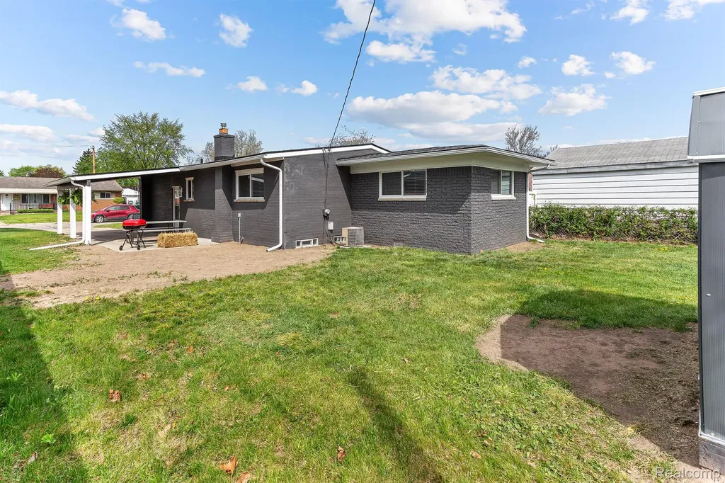451 Darwin Street Westland City MI 48186