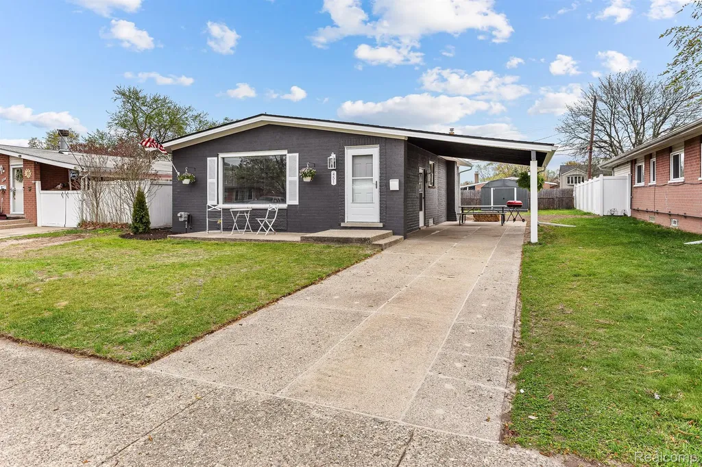 451 Darwin Street Westland City MI 48186