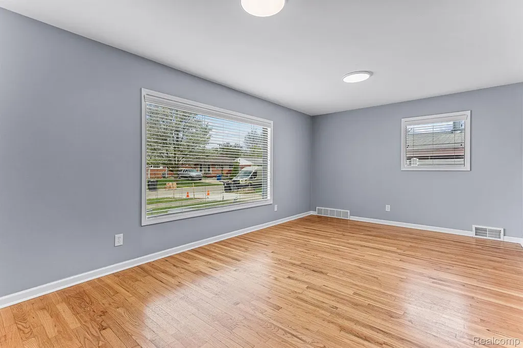 451 Darwin Street Westland City MI 48186
