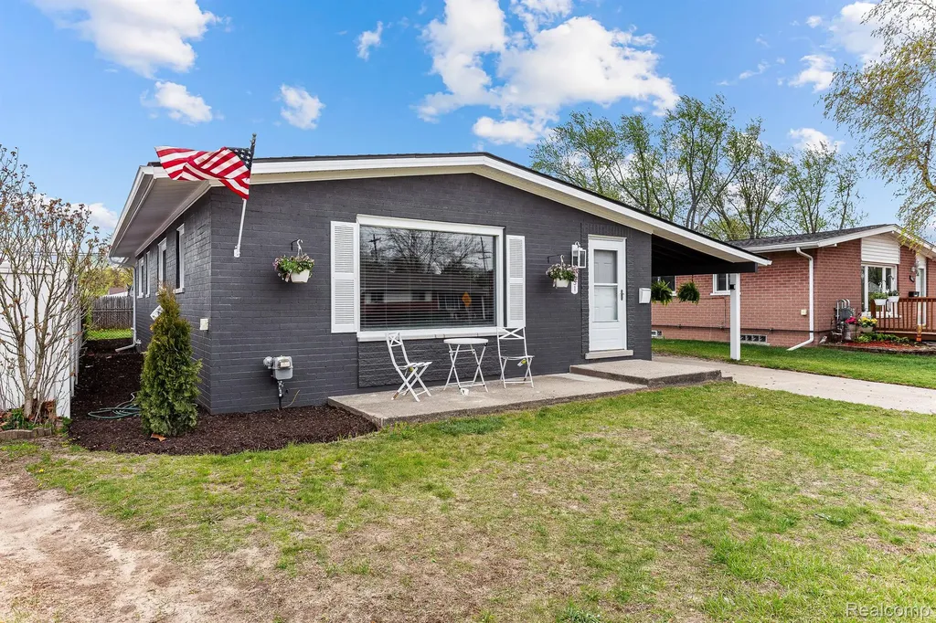 451 Darwin Street Westland City MI 48186