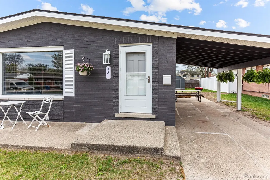 451 Darwin Street Westland City MI 48186