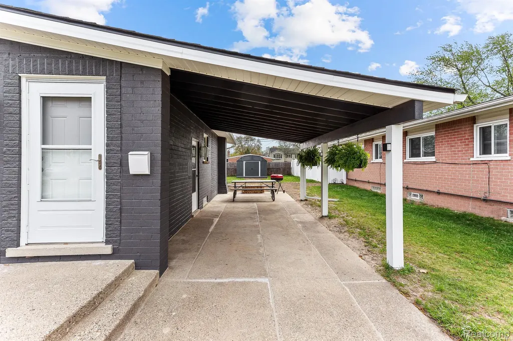 451 Darwin Street Westland City MI 48186