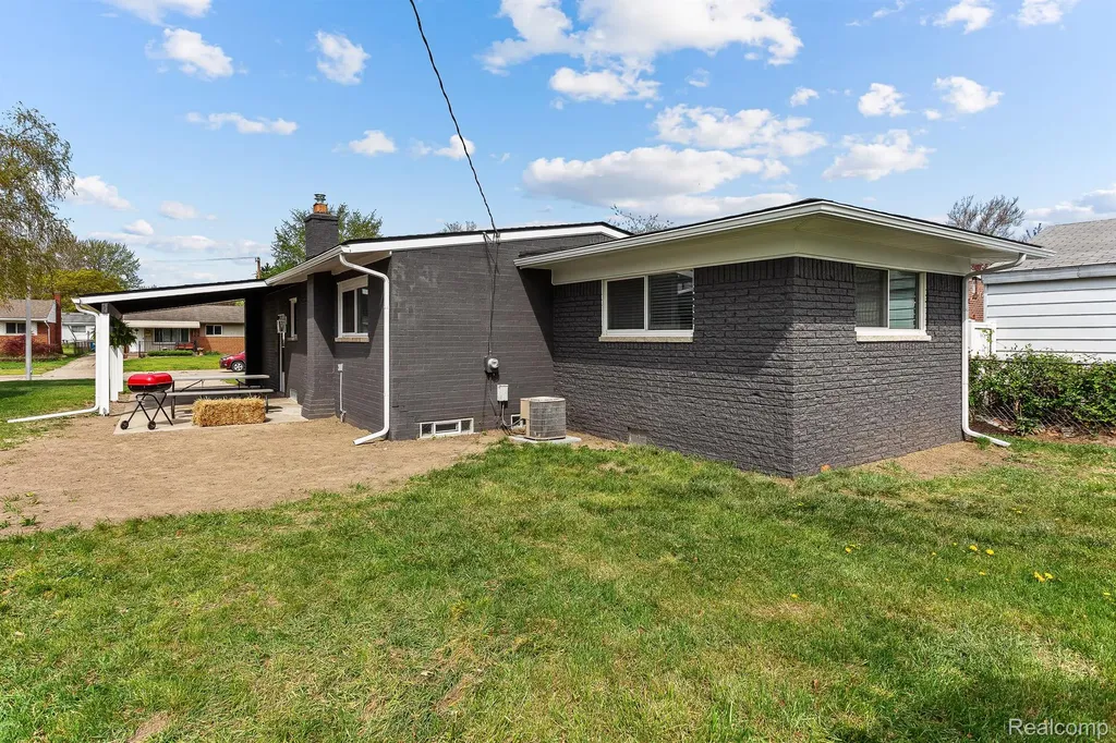 451 Darwin Street Westland City MI 48186
