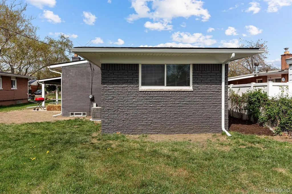 451 Darwin Street Westland City MI 48186