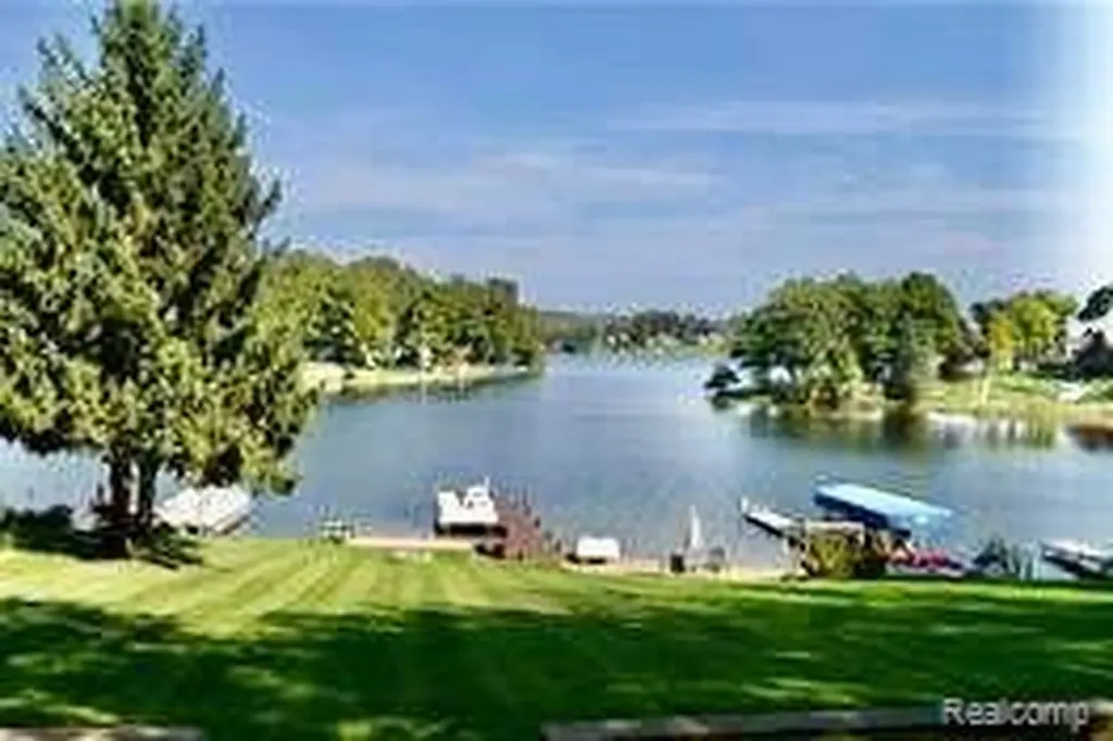 10418 King Road Springfield Charter Township MI 48350