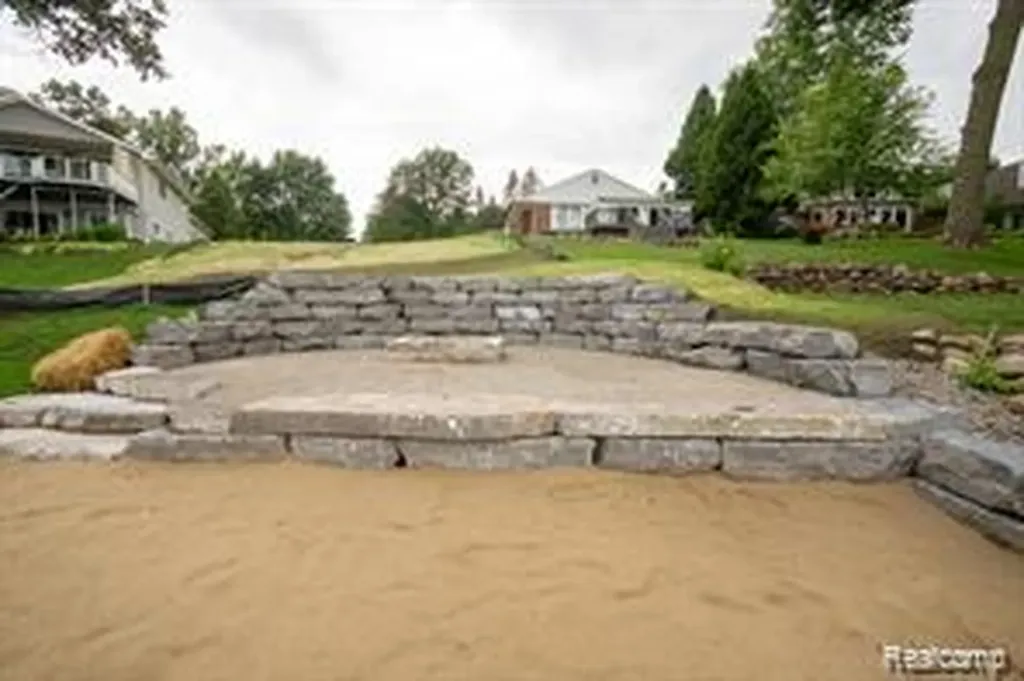 10418 King Road Springfield Charter Township MI 48350