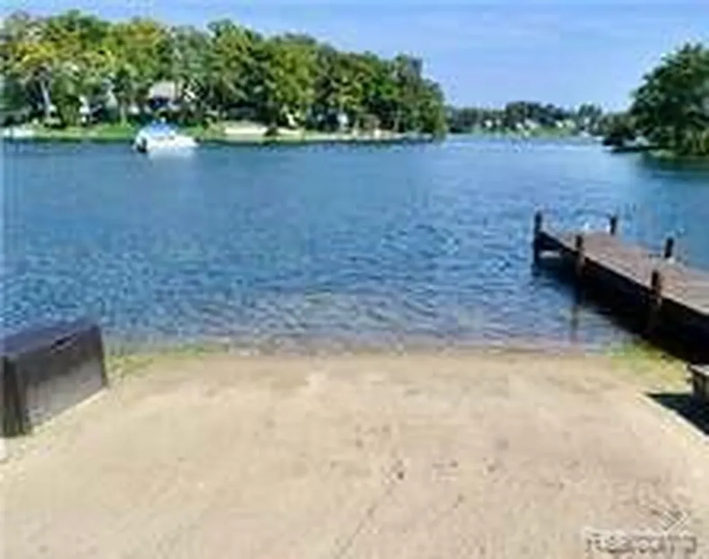 10418 King Road Springfield Charter Township MI 48350