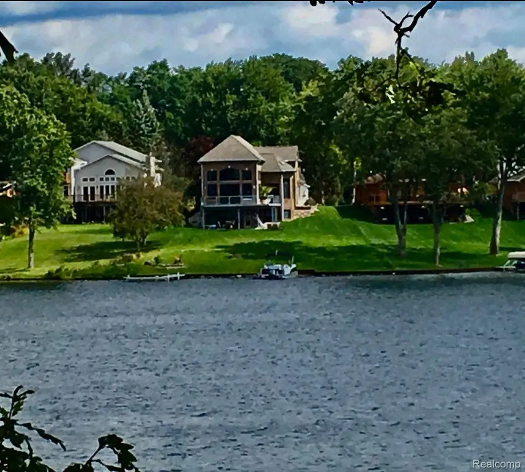 10418 King Road Springfield Charter Township MI 48350