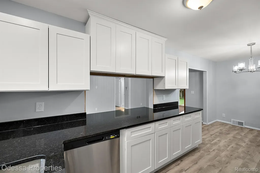 32038 Pembroke Street Livonia City MI 48152