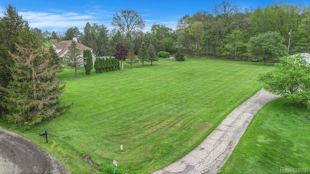 4864 Cooley Lake Court Commerce Charter Township MI 48382