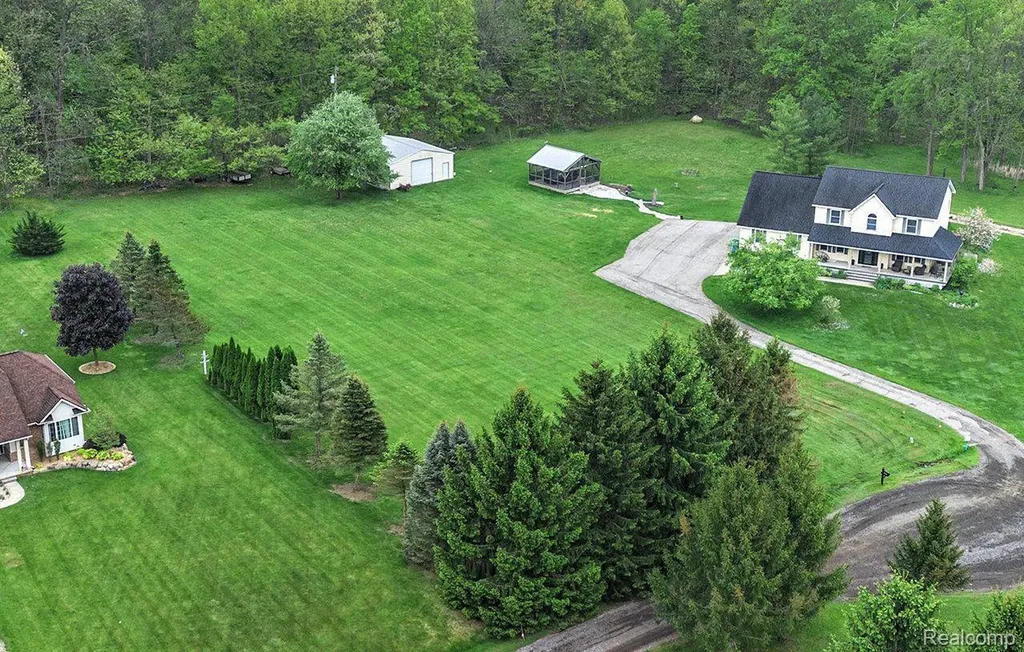 4864 Cooley Lake Court Commerce Charter Township MI 48382
