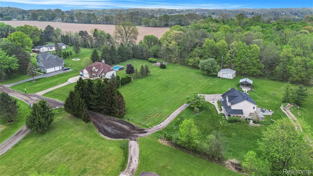 4864 Cooley Lake Court Commerce Charter Township MI 48382