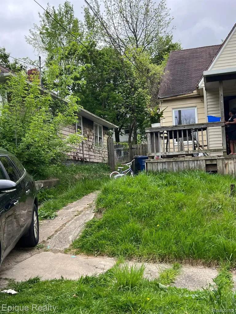 2437 Zimmerman Street Flint City MI 48503