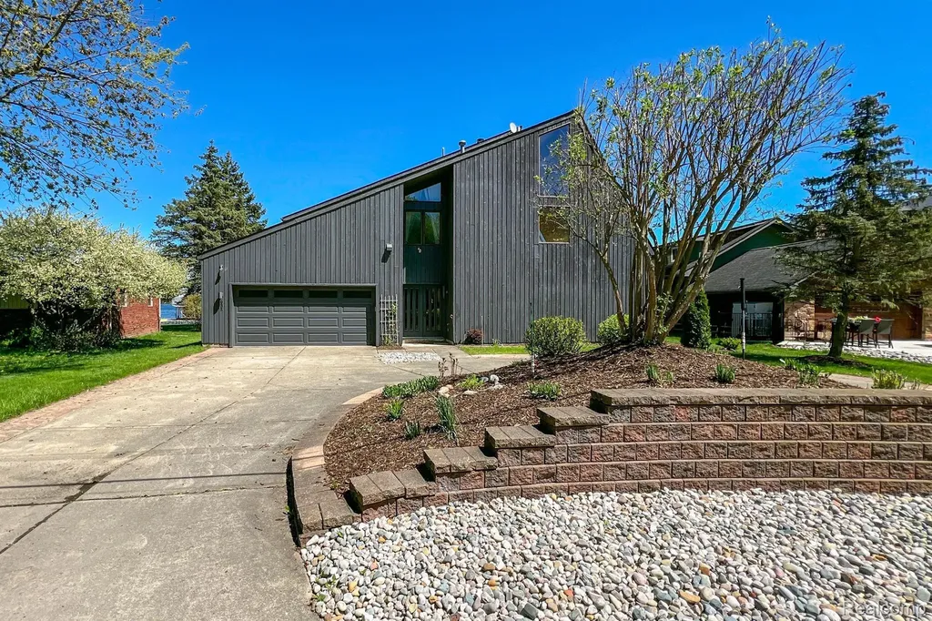 935 Stratton Drive Waterford Charter Township MI 48328