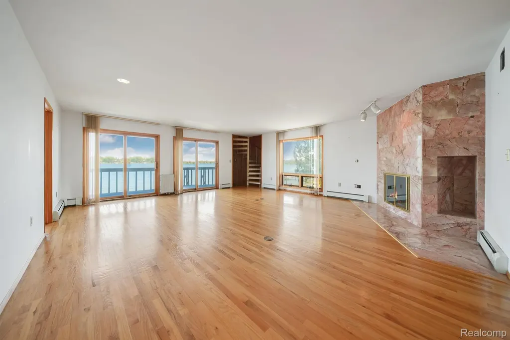 935 Stratton Drive Waterford Charter Township MI 48328