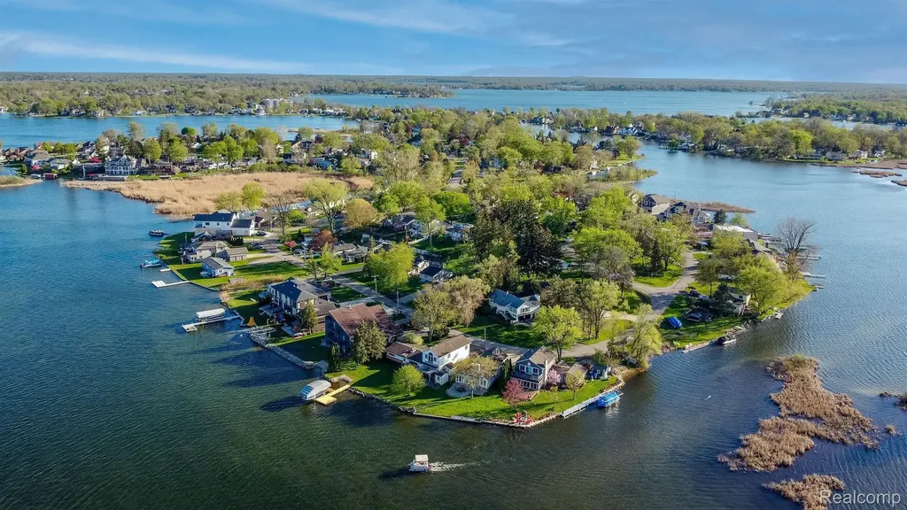 935 Stratton Drive Waterford Charter Township MI 48328