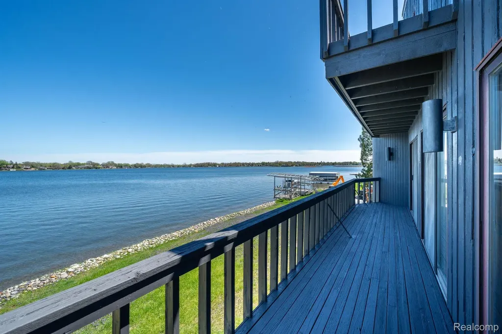 935 Stratton Drive Waterford Charter Township MI 48328