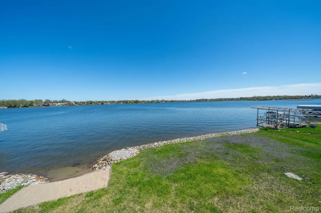 935 Stratton Drive Waterford Charter Township MI 48328