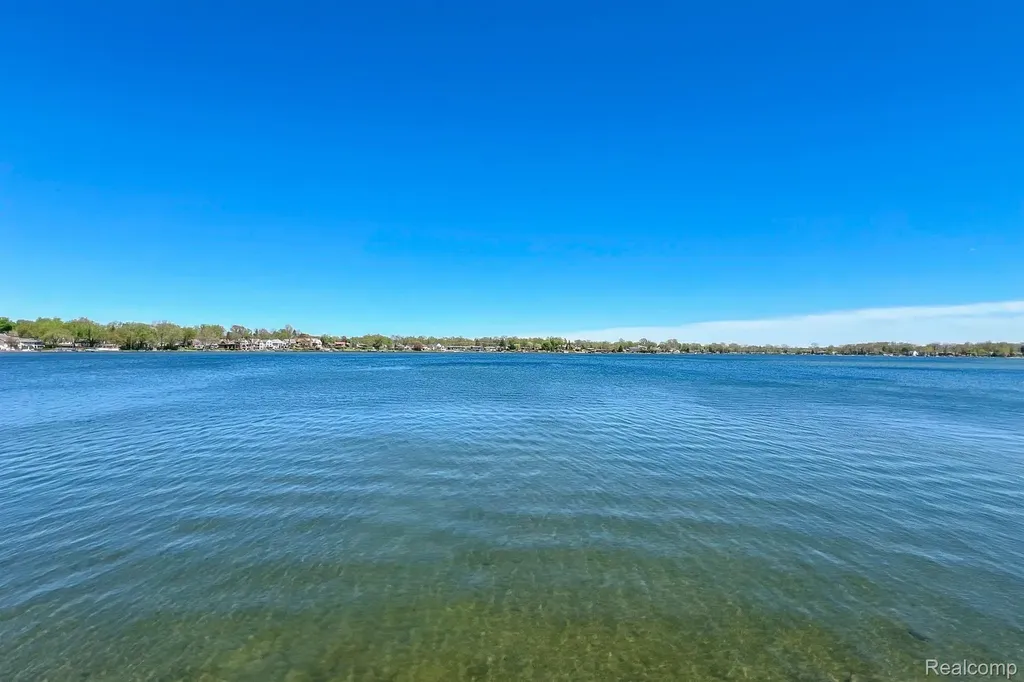 935 Stratton Drive Waterford Charter Township MI 48328