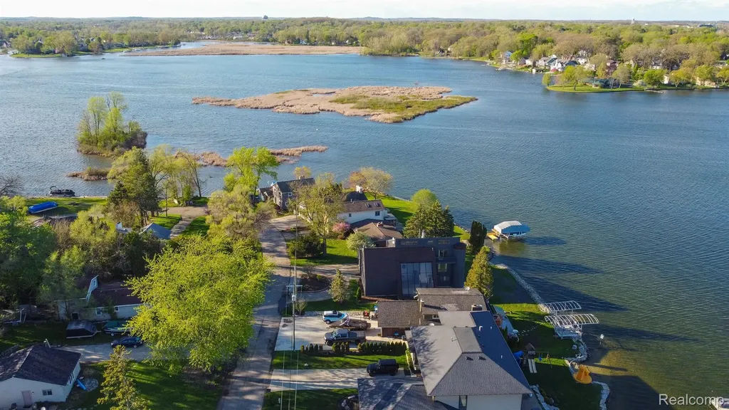 935 Stratton Drive Waterford Charter Township MI 48328