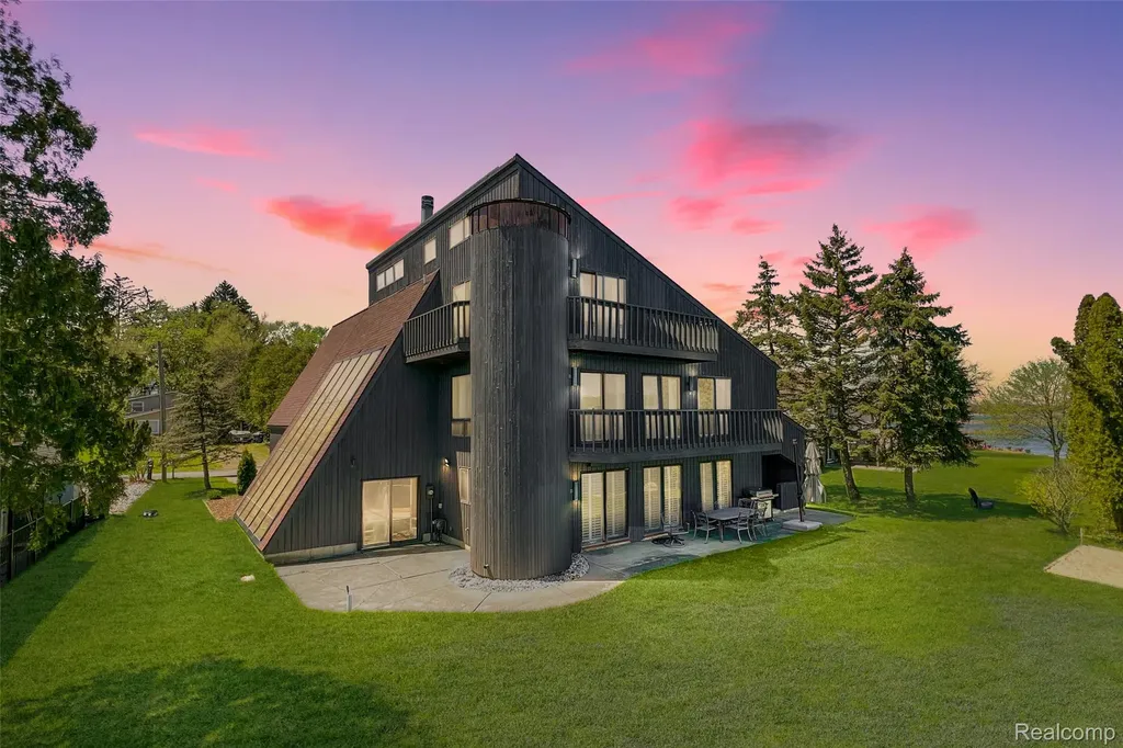935 Stratton Drive Waterford Charter Township MI 48328