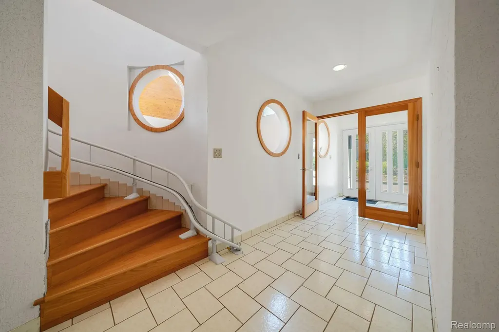 935 Stratton Drive Waterford Charter Township MI 48328