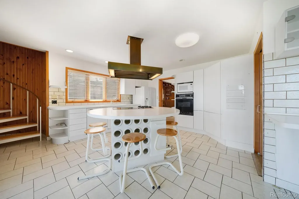 935 Stratton Drive Waterford Charter Township MI 48328